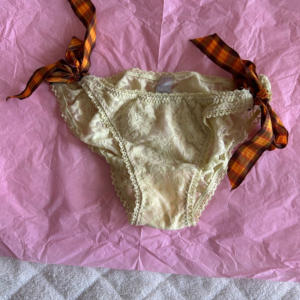 Victoria's Secret Cream Lace Bikini Size Small NWT